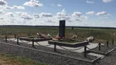 Братская могила 2000